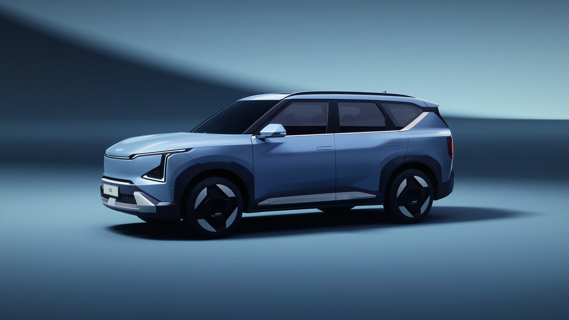 Kia показала серийную версию компактного электрокроссовера EV5