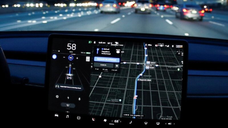 Tesla попала в аварию во время съёмок рекламы про автопилот. Но это было давно