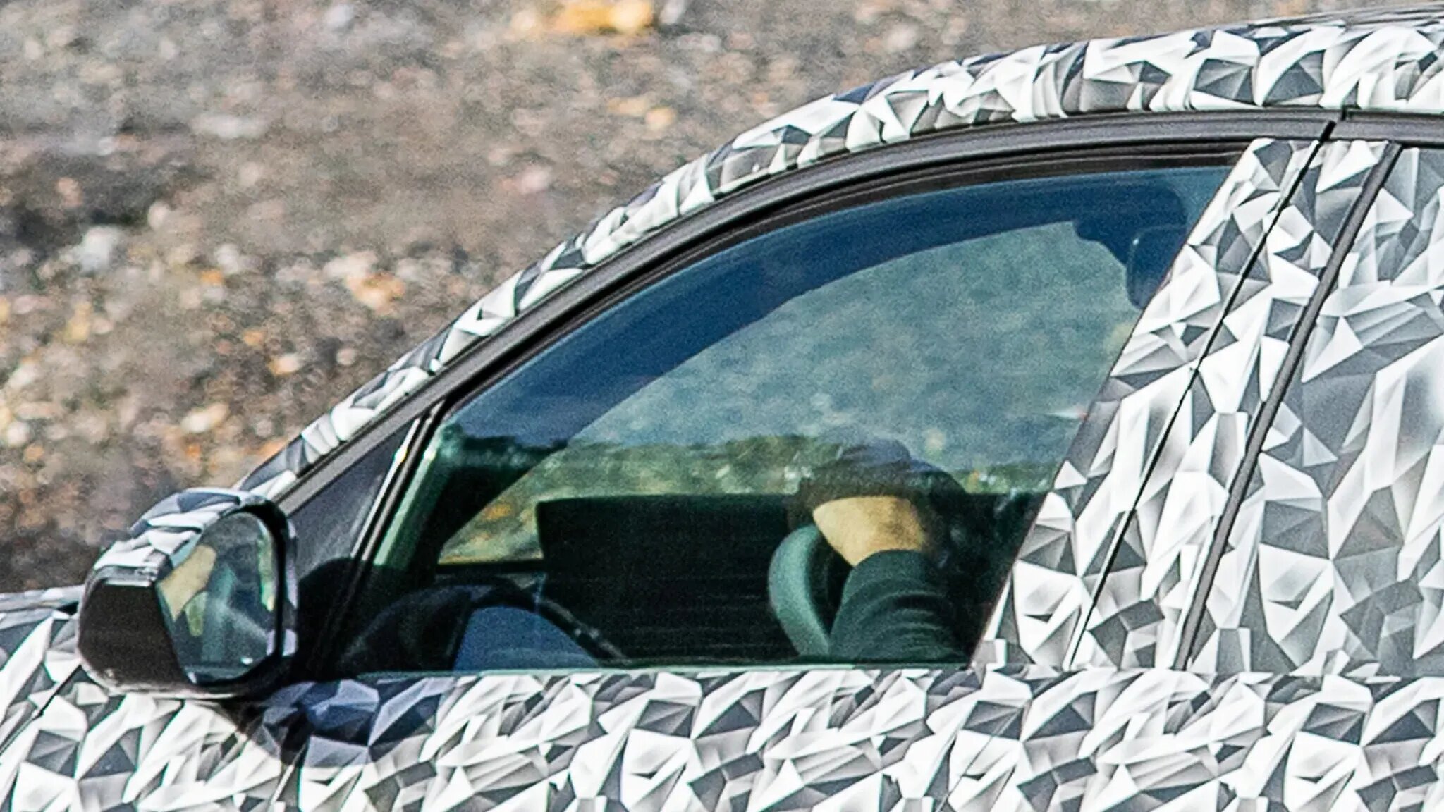 Новый Peugeot 208 вышел на тесты с квадратным рулём