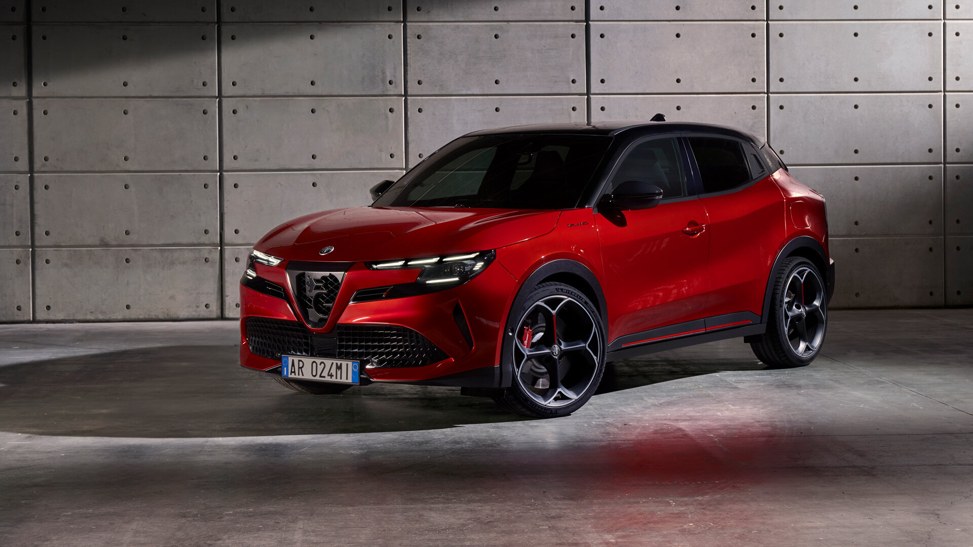 Представлен первый электрокар от Alfa Romeo — это маленький кроссовер Milano