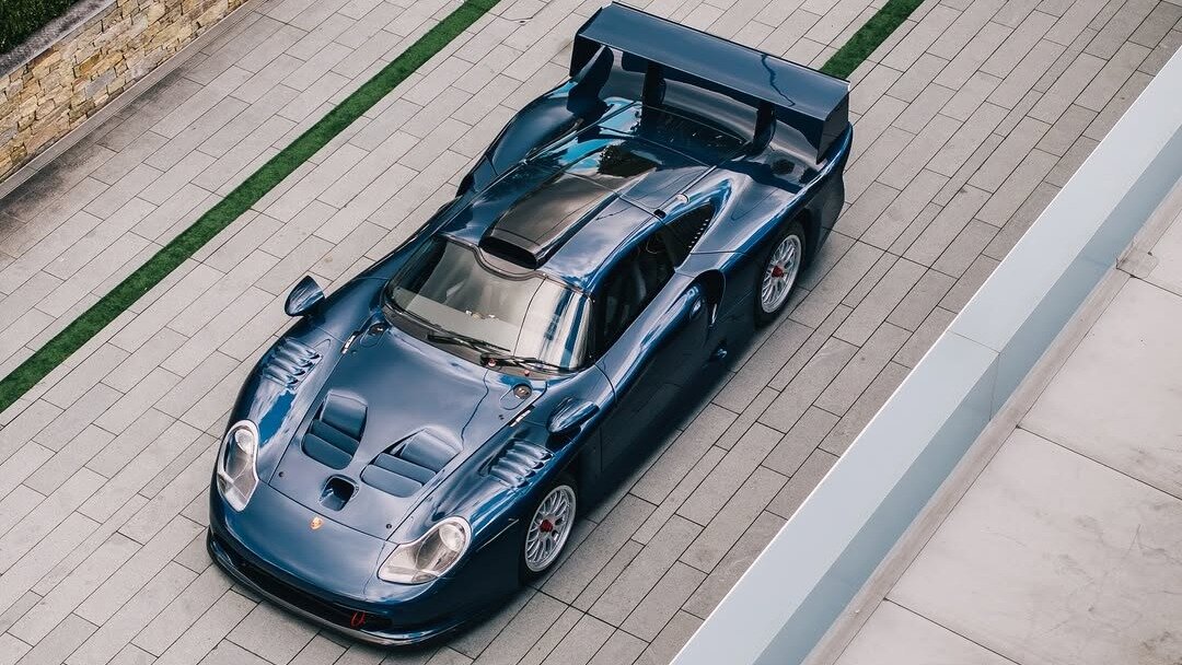 Культовый гоночный Porsche 911 GT1 из 1990-х адаптировали для обычных дорог