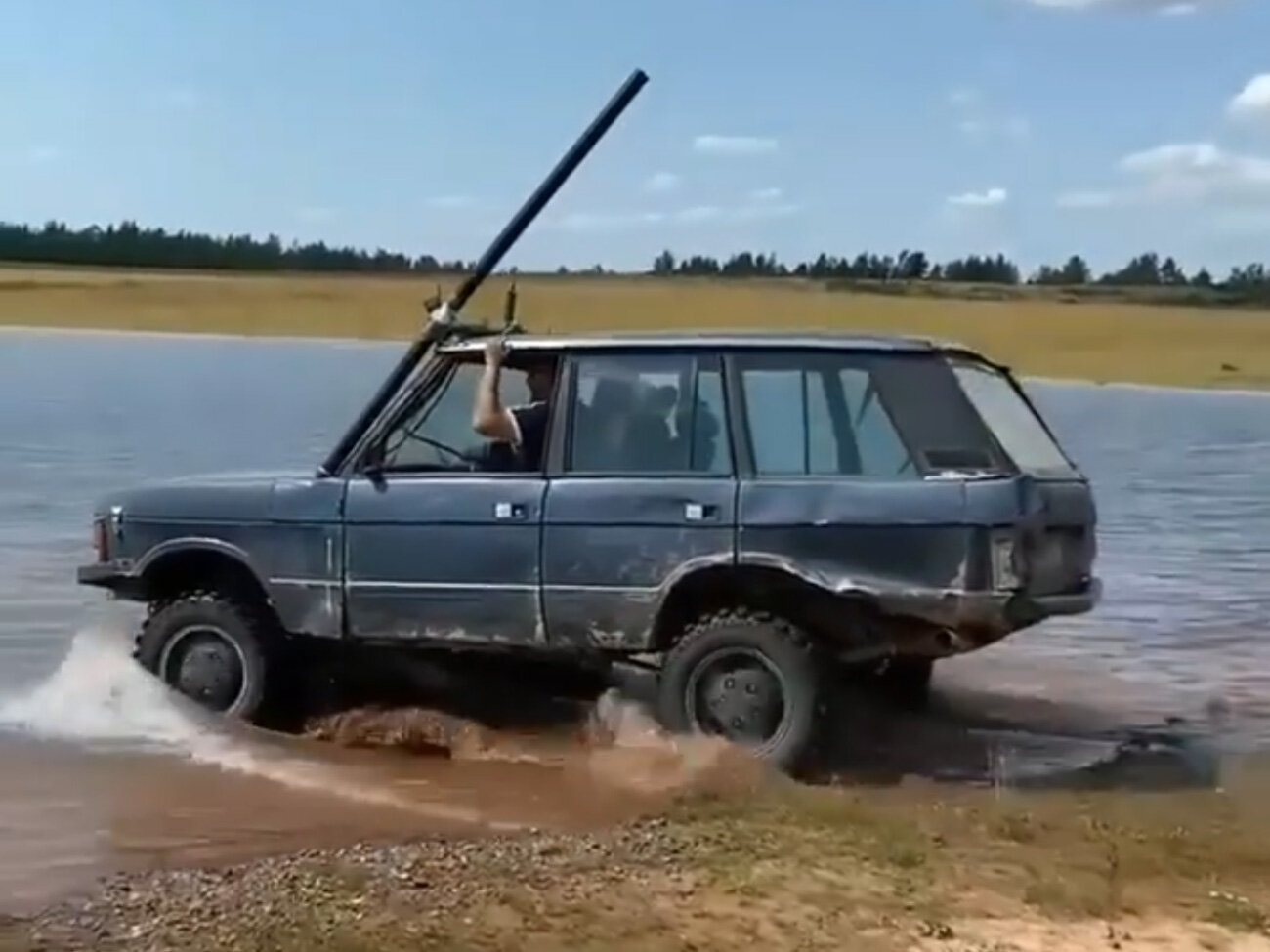 Посмотрите, как Range Rover забрался в реку по самую крышу. И поехал по дну водоёма