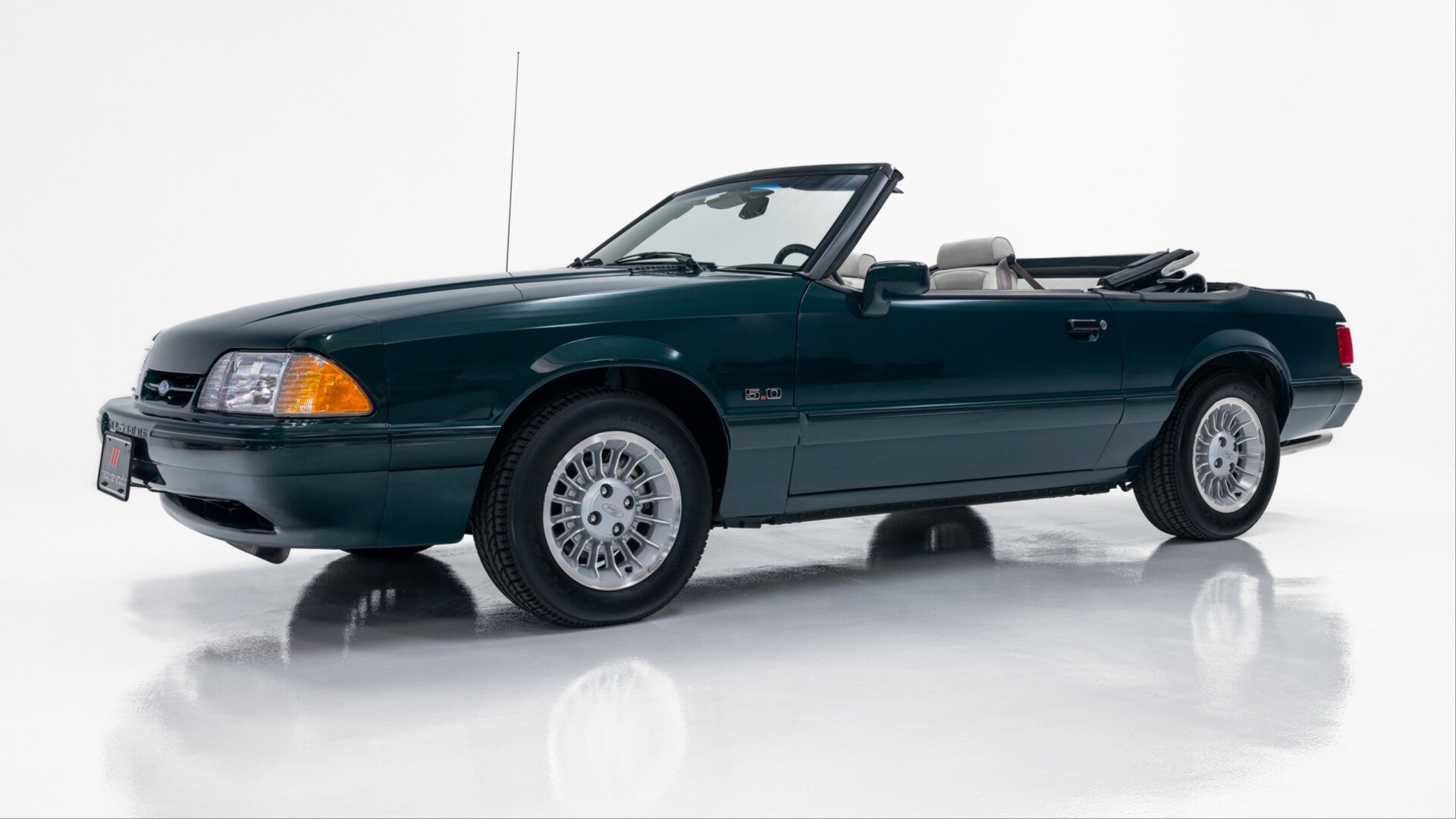 Ford Mustang 1990 года с мизерным пробегом и необычной историей выставлен на продажу