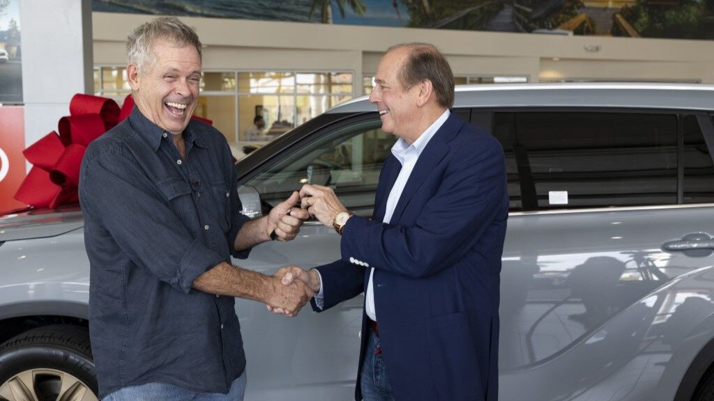 Владельцу Toyota Highlander, проехавшему больше 1,6 млн километров, подарили новый кроссовер
