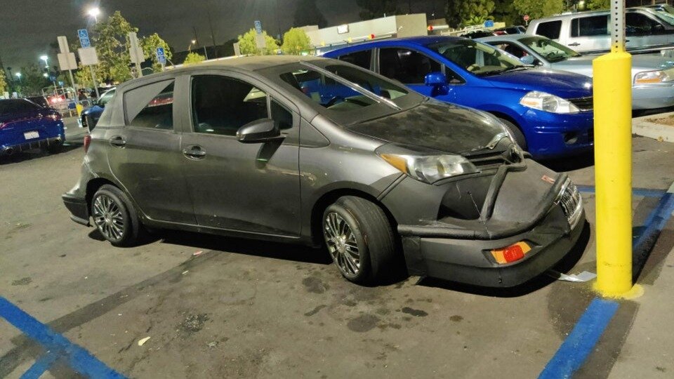 Toyota Yaris попытались переделать в «Бэтмобиль», но получилось вот это