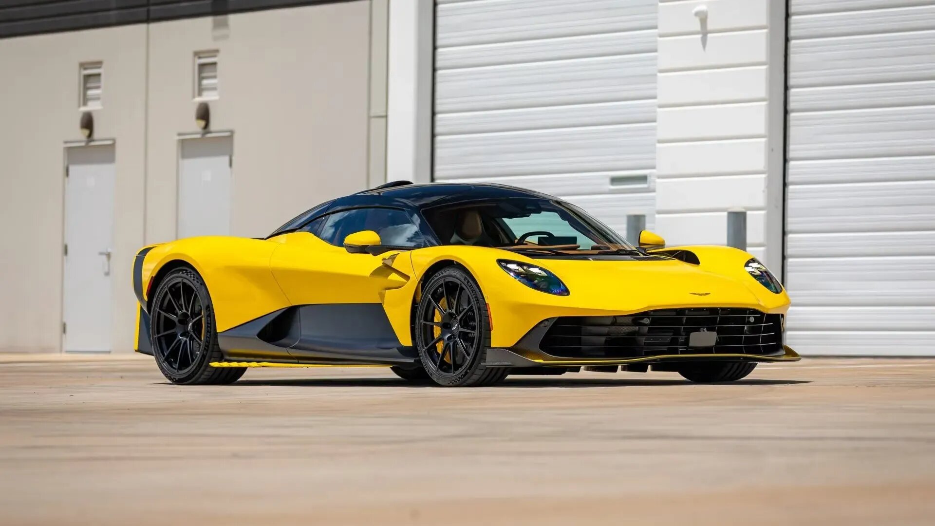 С молотка уйдут два Aston Martin Valhalla с одинаковым мизерным пробегом