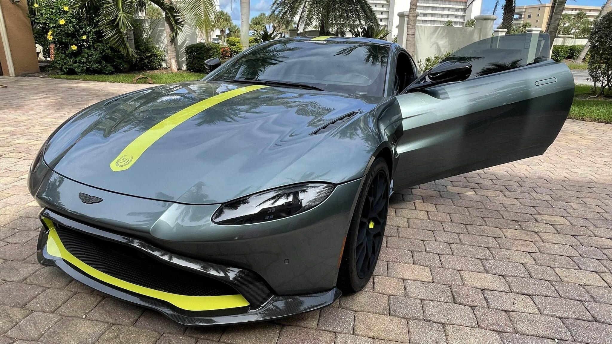 На продажу выставлен редкий Aston Martin Vantage AMR: 510 сил, задний привод и «механика»