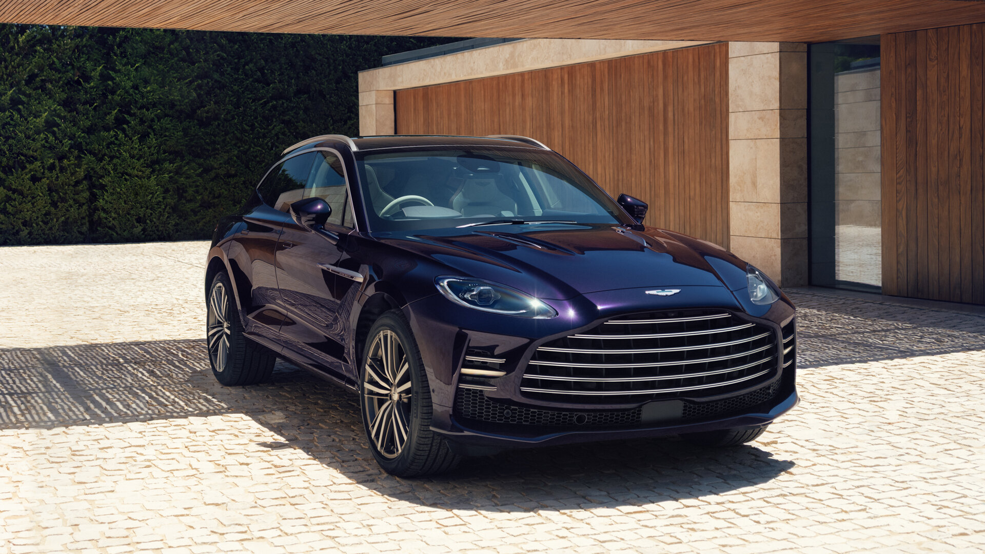Суперкроссовер Aston Martin DBX стал более комфортным с новой версией GT