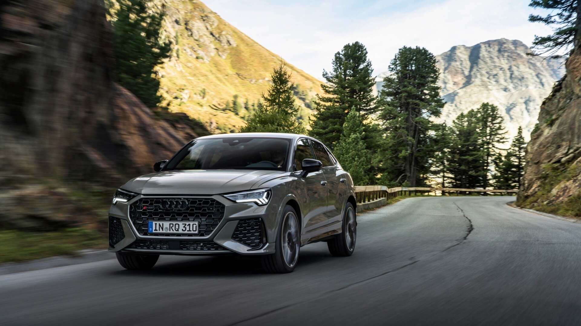 Audi выпустила лимитированную серию спорткроссовера RS Q3 в честь 10-летия модели