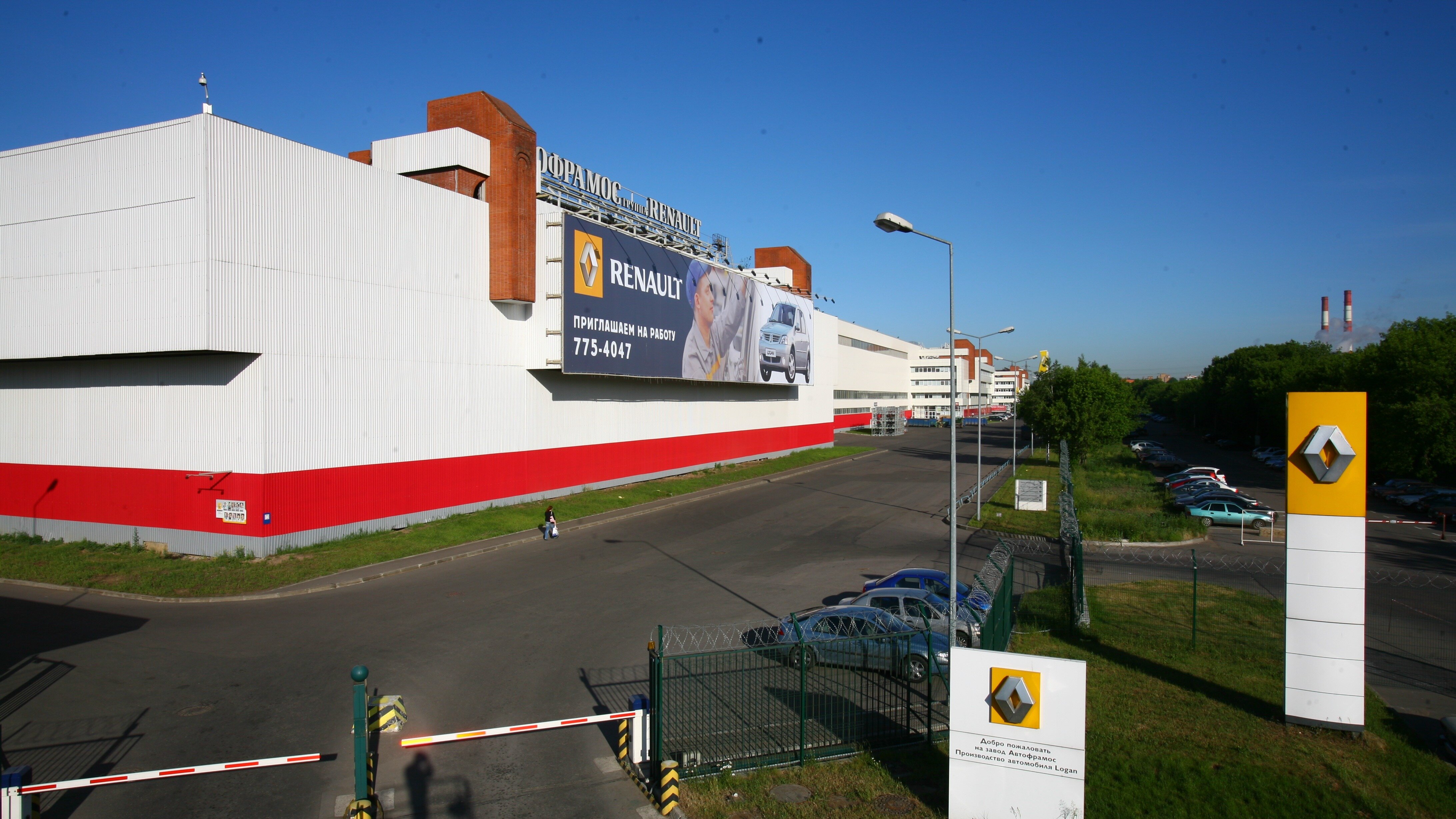 В Renault объявили о приостановке деятельности в России
