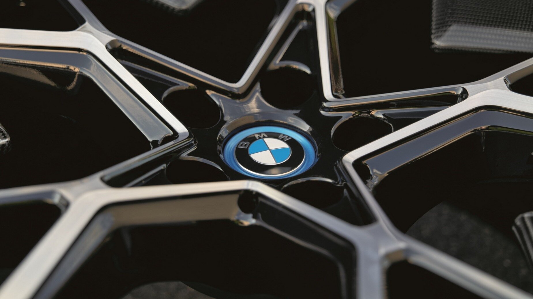 BMW и MINI будут делать колёсные диски с помощью солнечной энергии