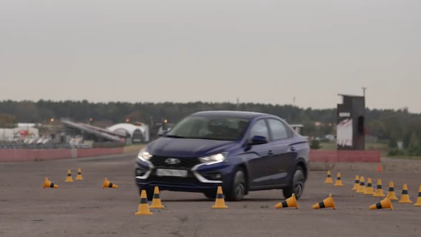 Седан Lada Iskra проверили «лосиным тестом»