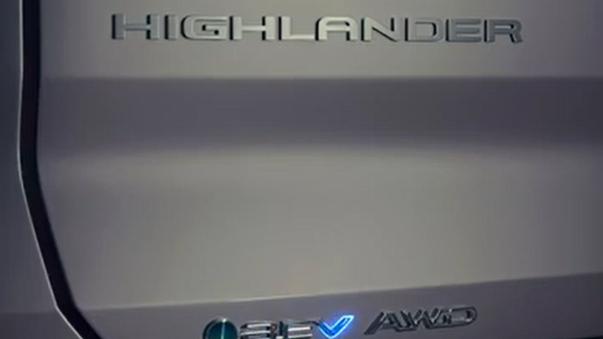 Toyota показала очередной тизер нового поколения Highlander