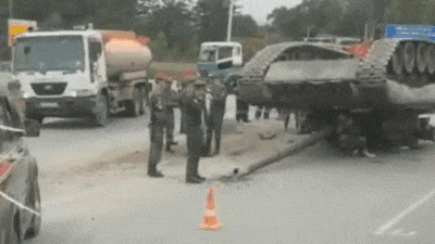 В Южно-Сахалинске на трассу уронили танк. Видео