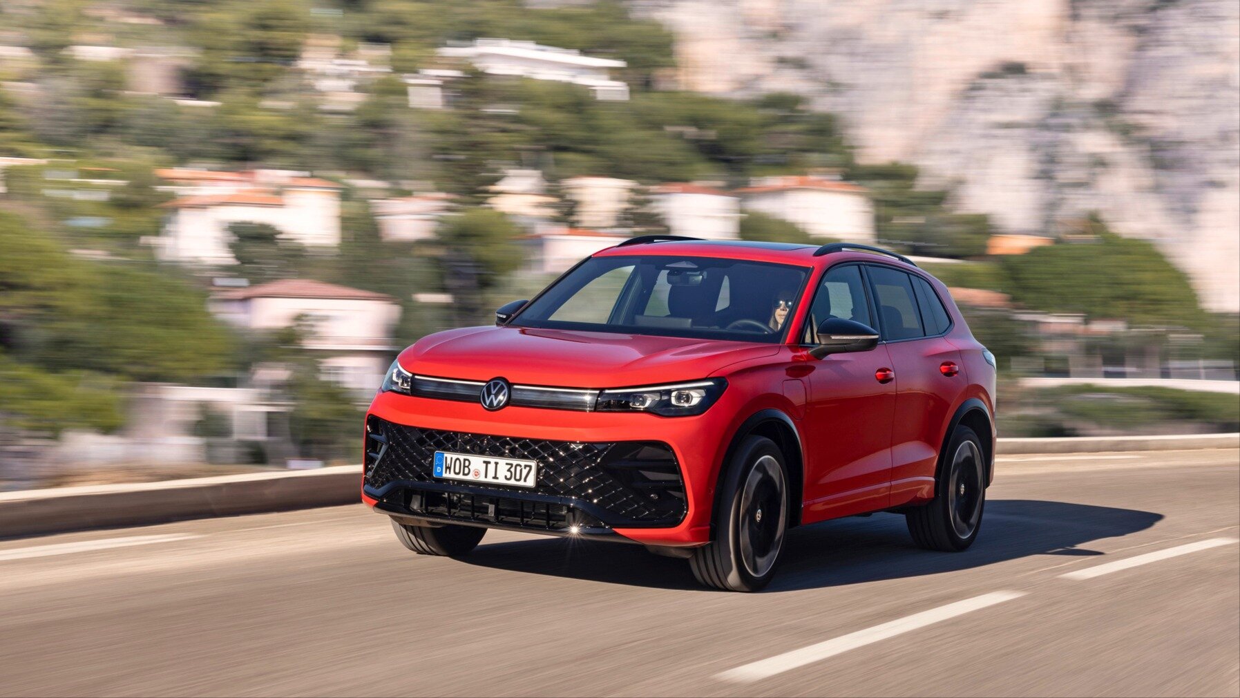 VW Tiguan с гибридными установками и чат-ботом поступил в продажу по цене от 48 655 евро