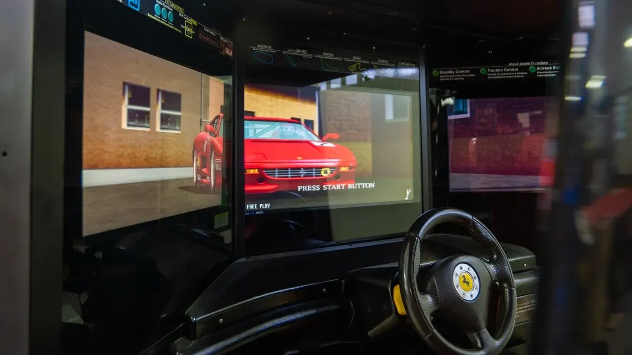 Старый гоночный симулятор от Sega и Ferrari продали за 1,5 млн рублей