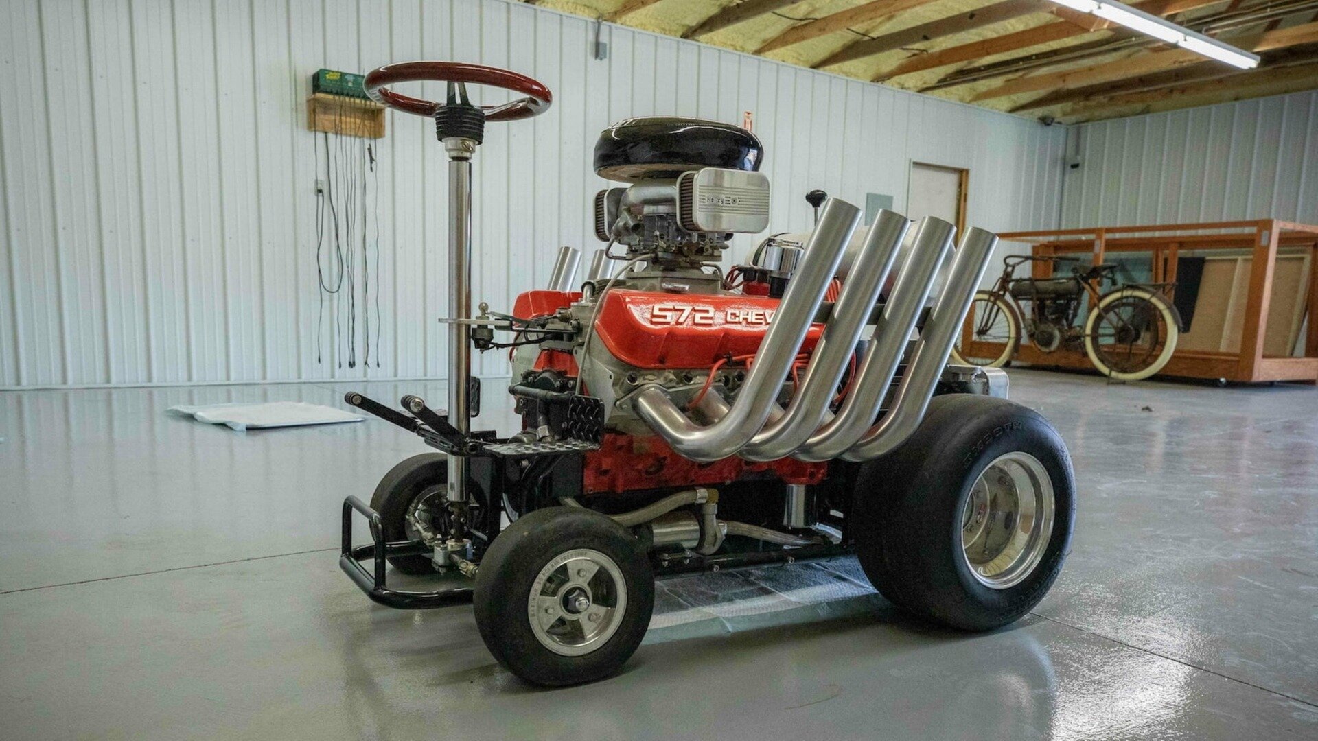 С молотка уйдёт барный стул на колёсах с огромным V8