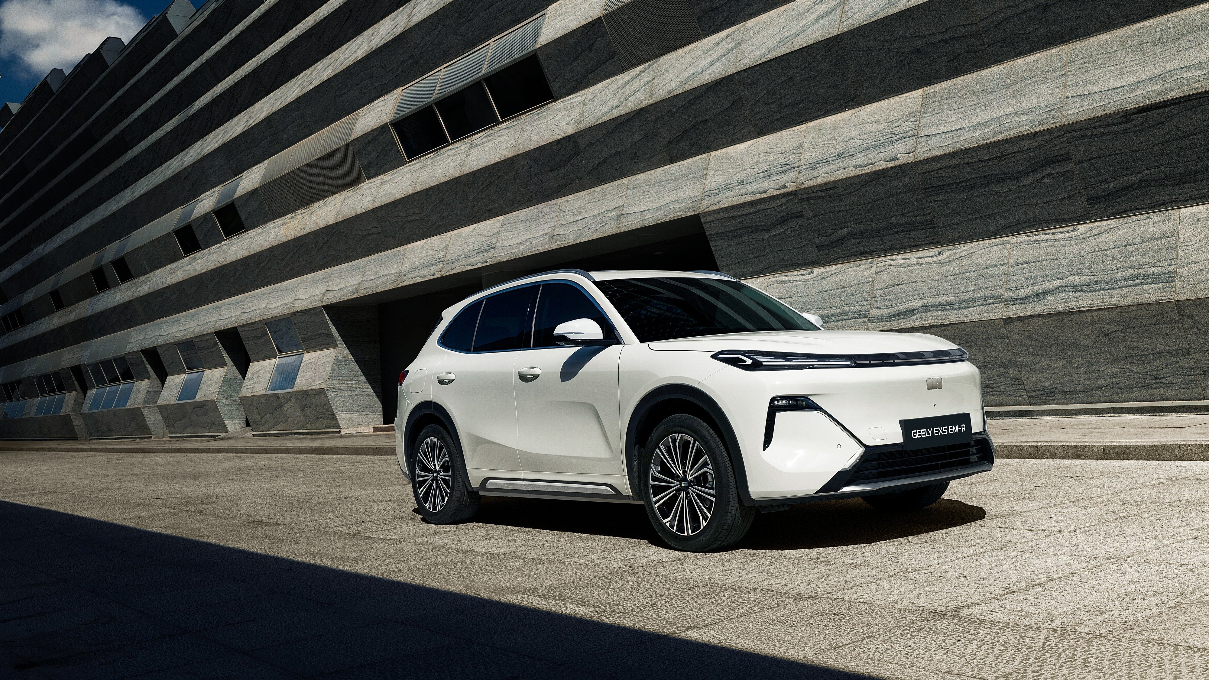Объявлены цены на новый последовательный гибрид Geely EX5 EM-R в России