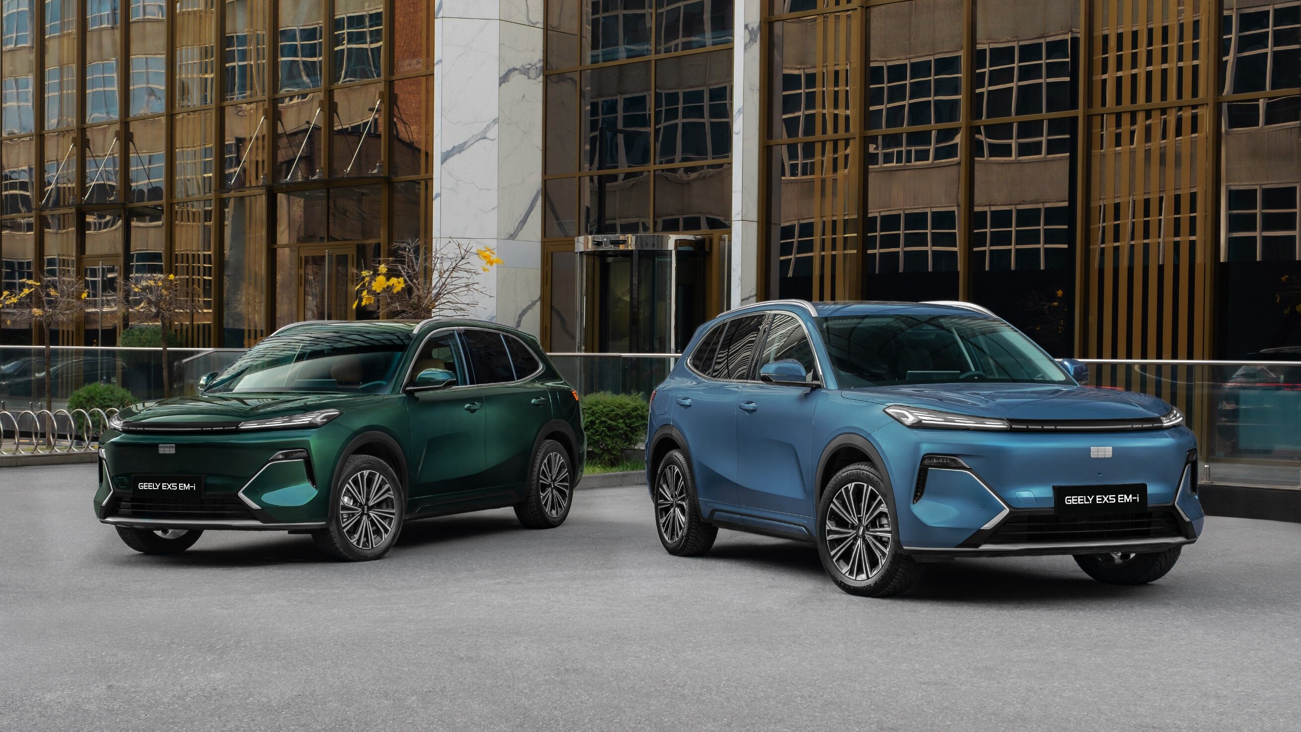 В России начались продажи гибридного кроссовера Geely EX5 EM-i