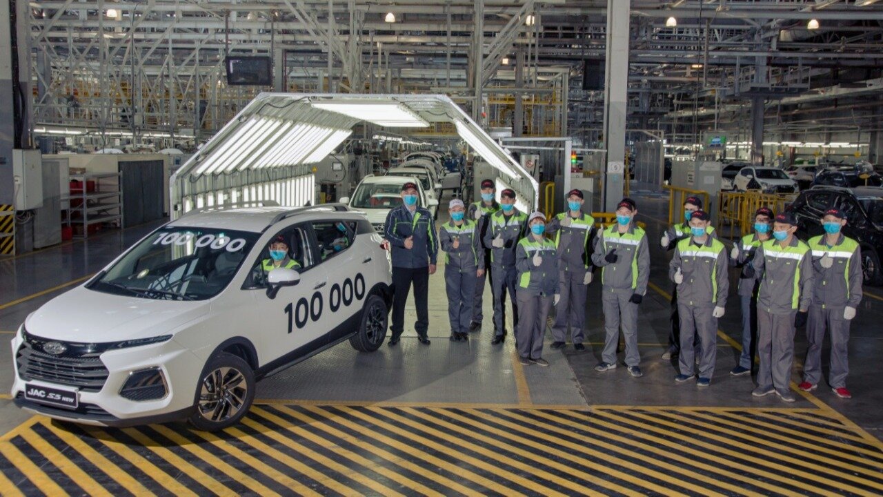 Россияне начали скупать новые автомобили в Казахстане