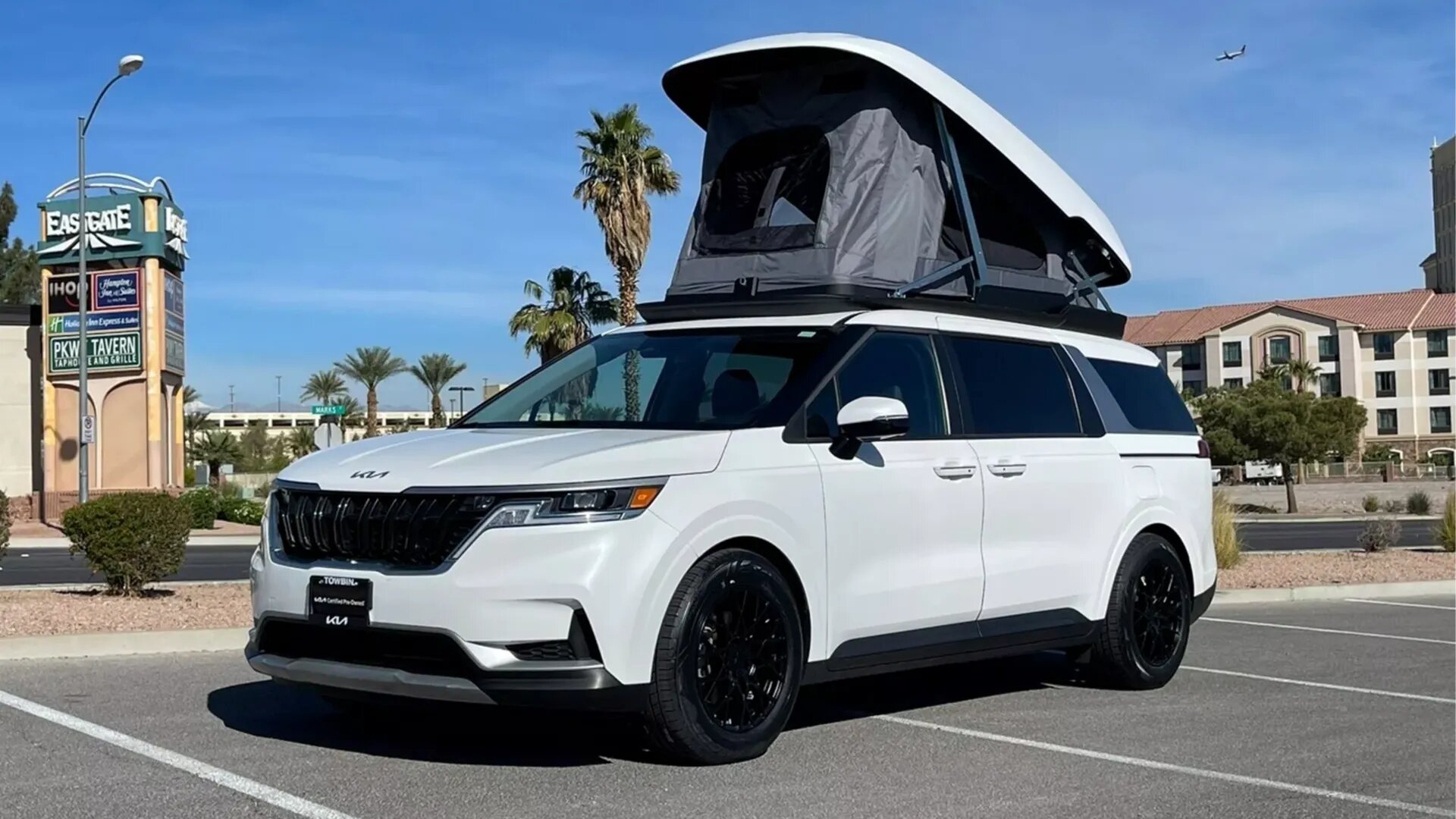 Kia Carnival превратили в кемпер при помощи палатки на крыше