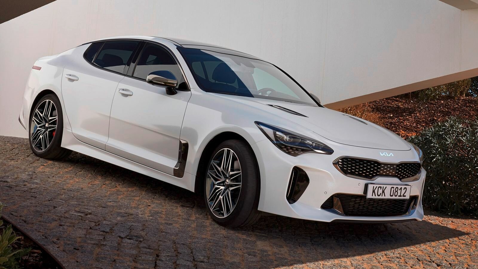 Названы российские цены на обновлённый Kia Stinger с телематикой