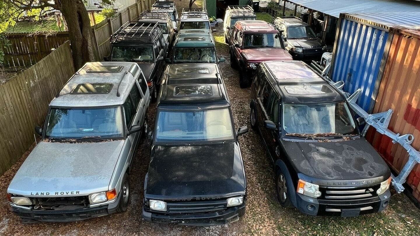 37 старых Land Rover и два контейнера запчастей продают за полмиллиона долларов