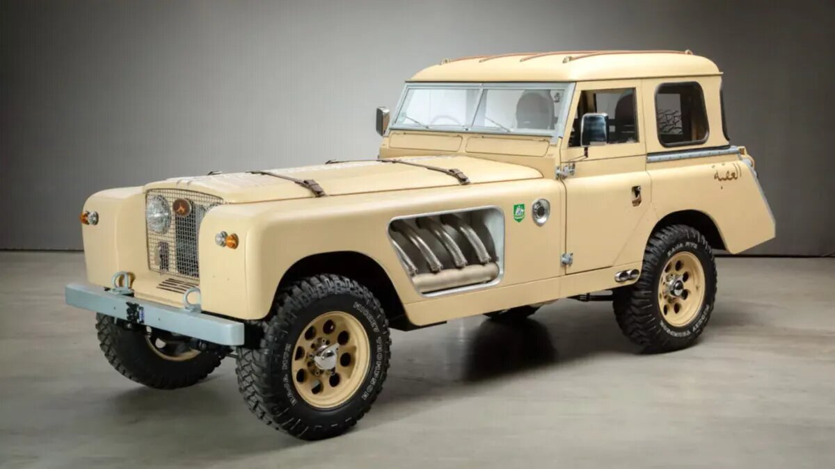 Один из двух существующих «длинноносых» Land Rover продают по цене нового Range Rover SV