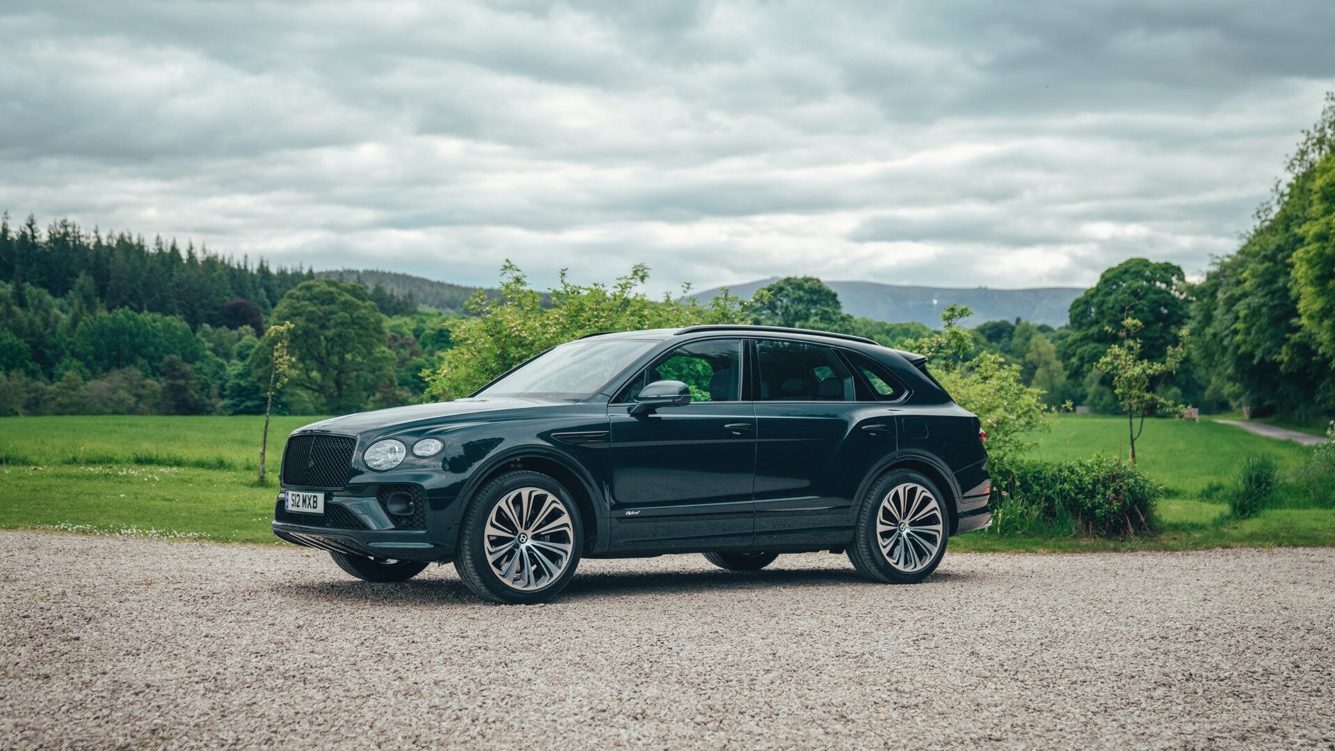 Компания Bentley выпустила эксклюзивный кроссовер для Macallan — с деревом цвета виски