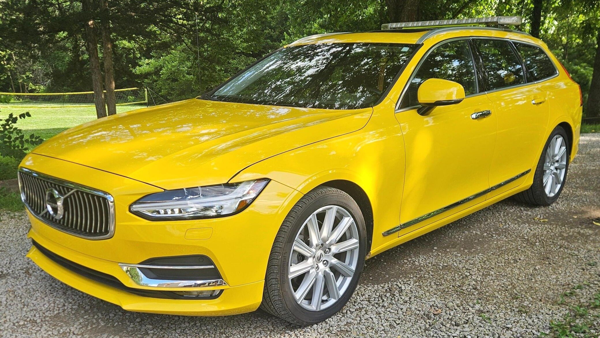 На аукцион выставили Volvo V90 с необычным аэродромным оборудованием
