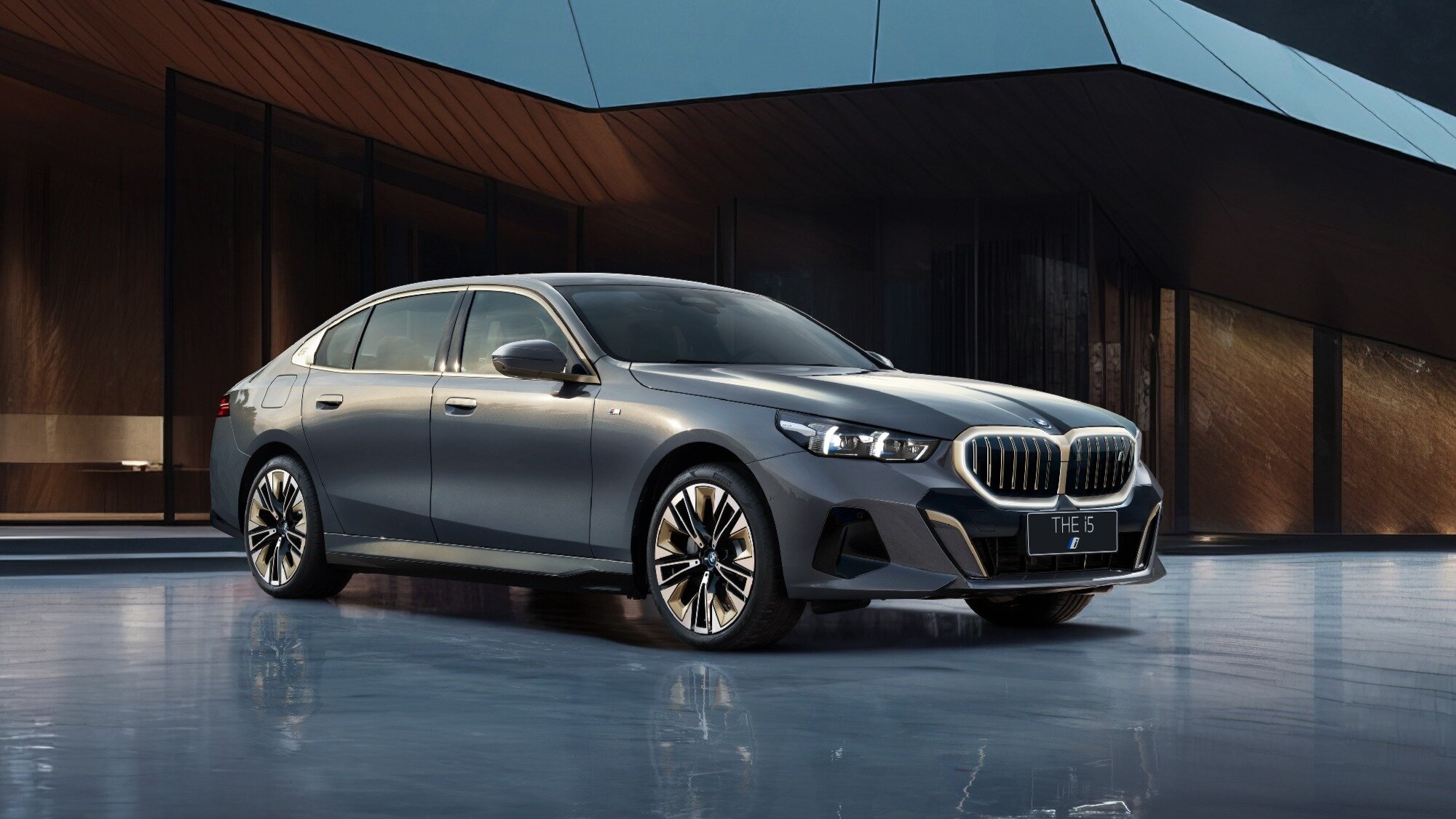 Новый BMW 5 серии получил удлинённую версию с задним экраном от «семёрки»