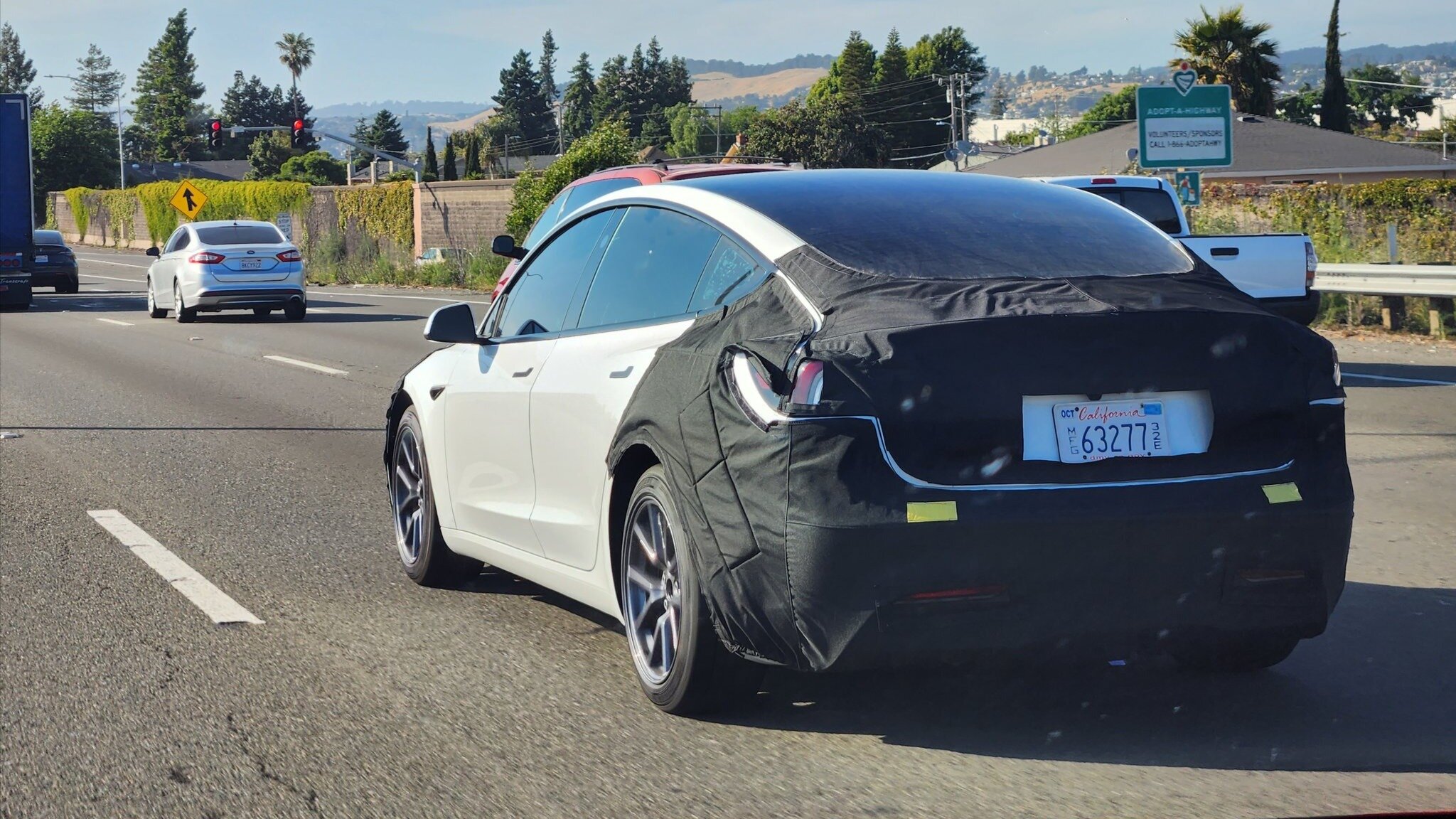 Обновлённую Tesla Model 3 сфотографировали сзади 