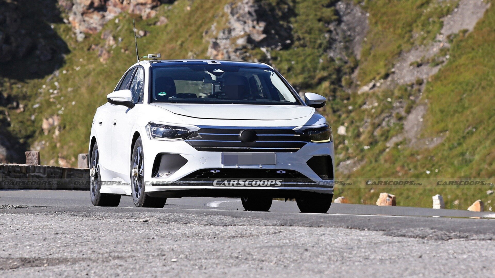 Новый электроседан Volkswagen тестируют замаскированным под Passat