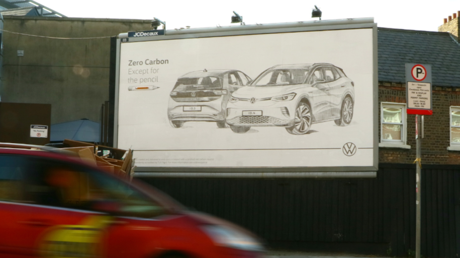 Volkswagen разместил в Дублине экологичный билборд, нарисованный вручную карандашом