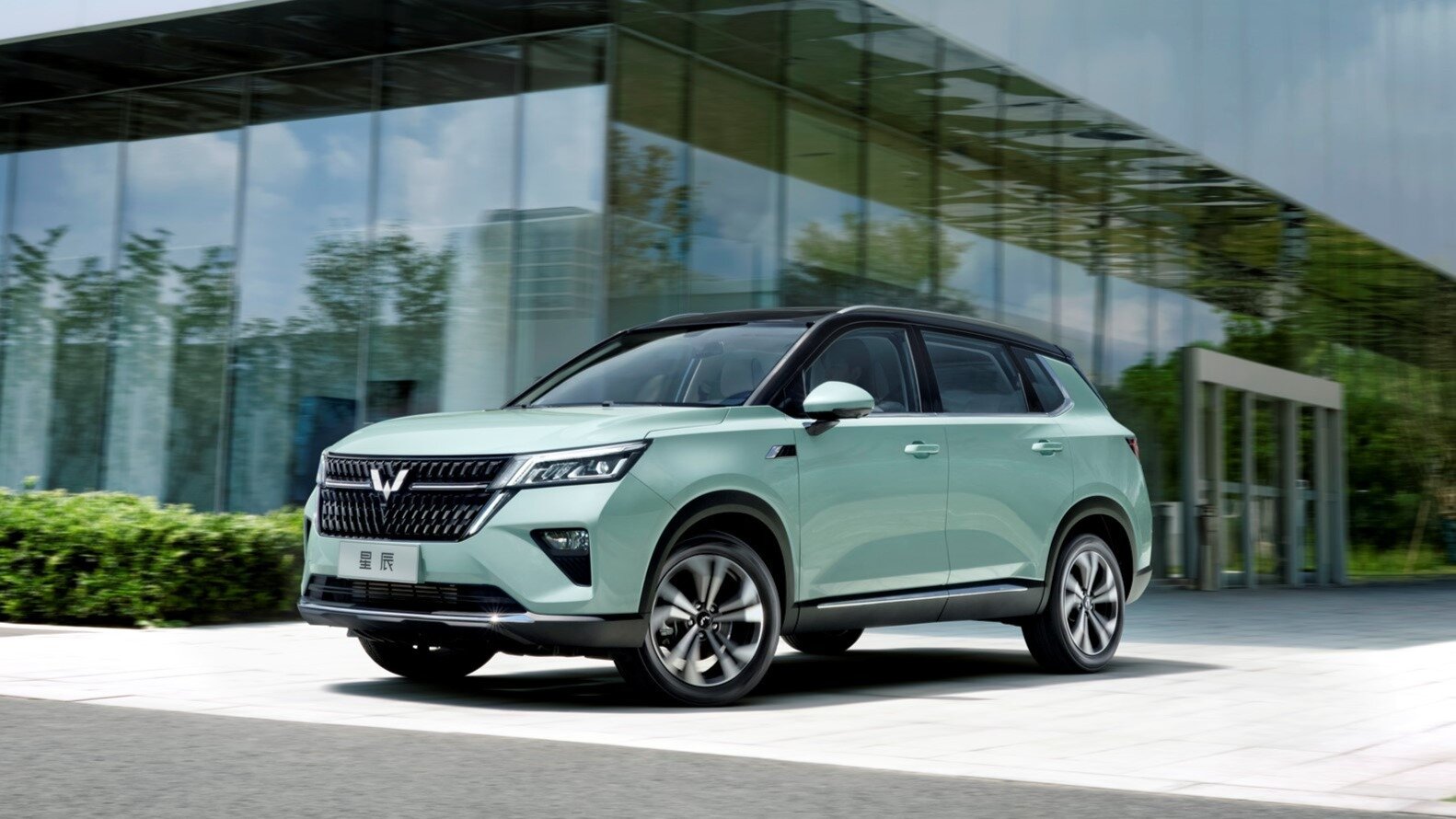 Кроссовер Wuling размером с Toyota RAV4 продаётся в Китае по цене Lada Vesta