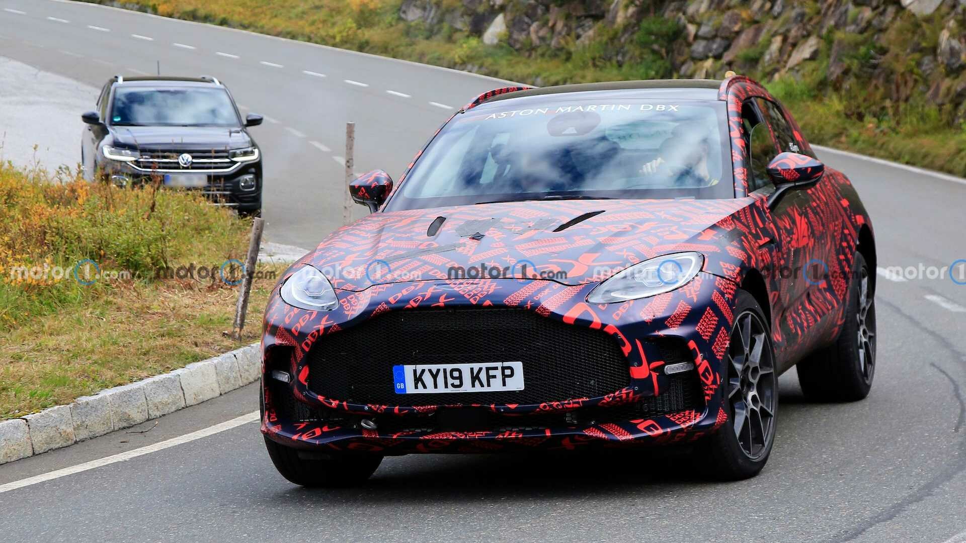 Мощнейший кроссовер Aston Martin DBX впервые замечен на дороге