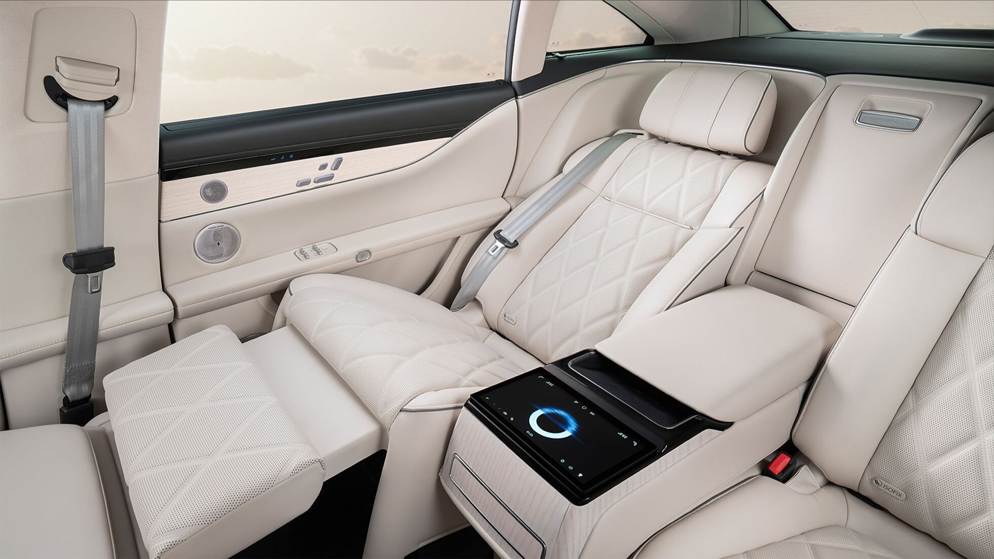 Рассекречен интерьер конкурента Mercedes-Benz S-класса и BMW 7 серии от Huawei