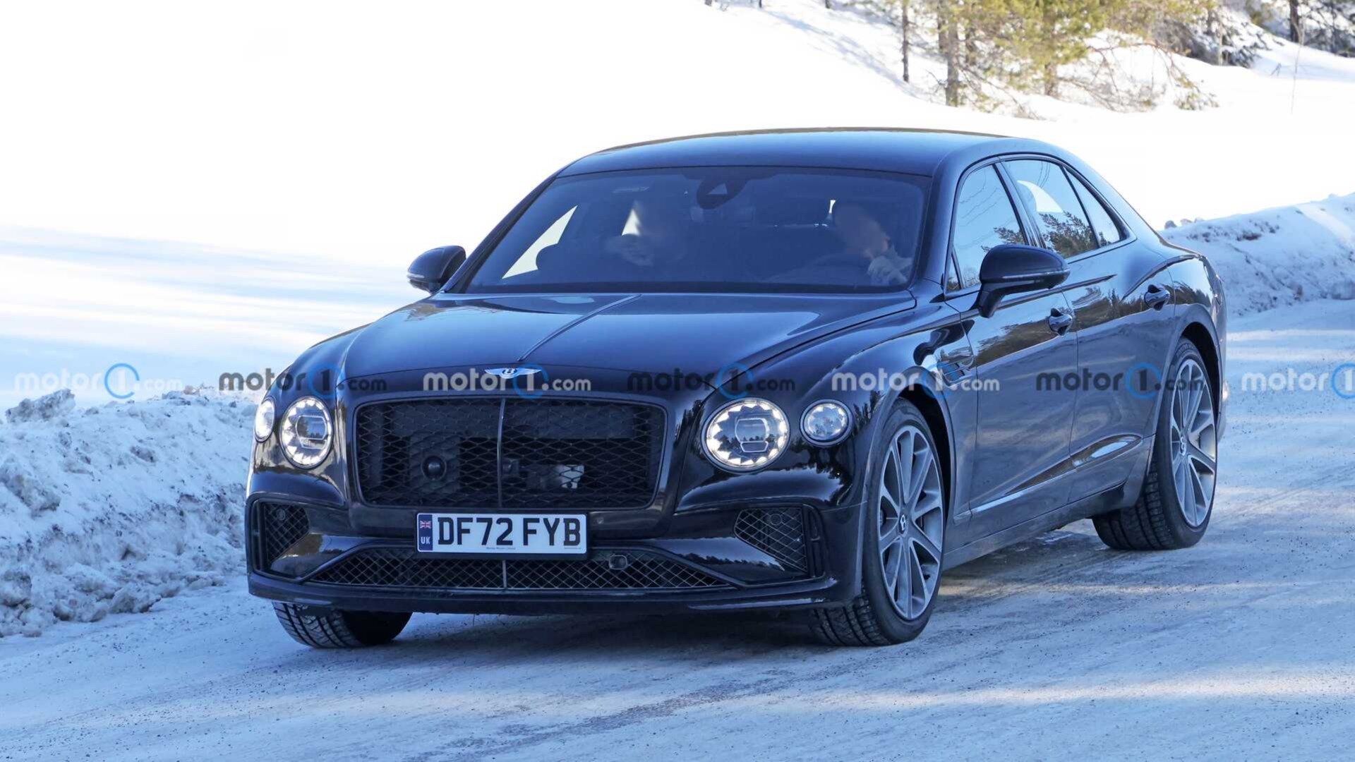 Компания Bentley вывела на тесты самый мощный Flying Spur — гибрид с V8