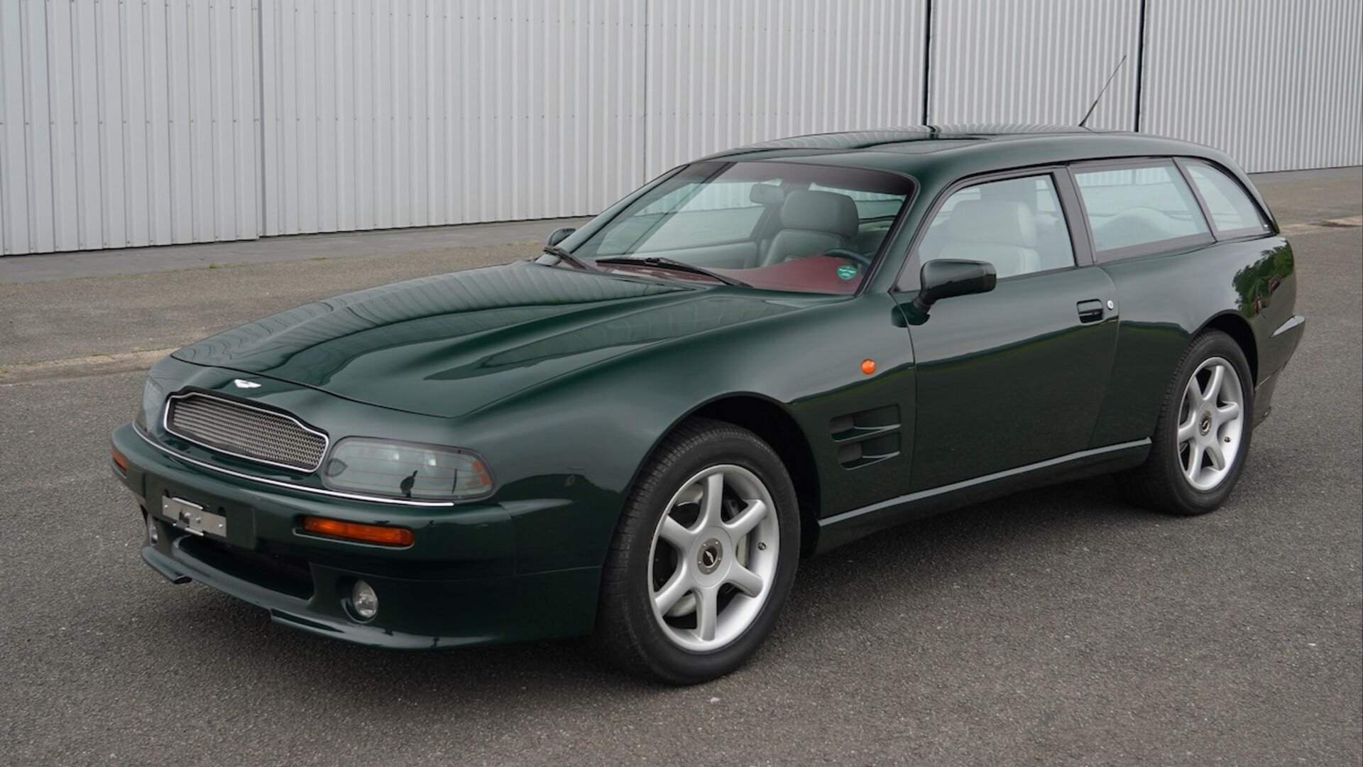 Один из двух существующих шутинг-брейков Aston Martin V8 выставили на продажу