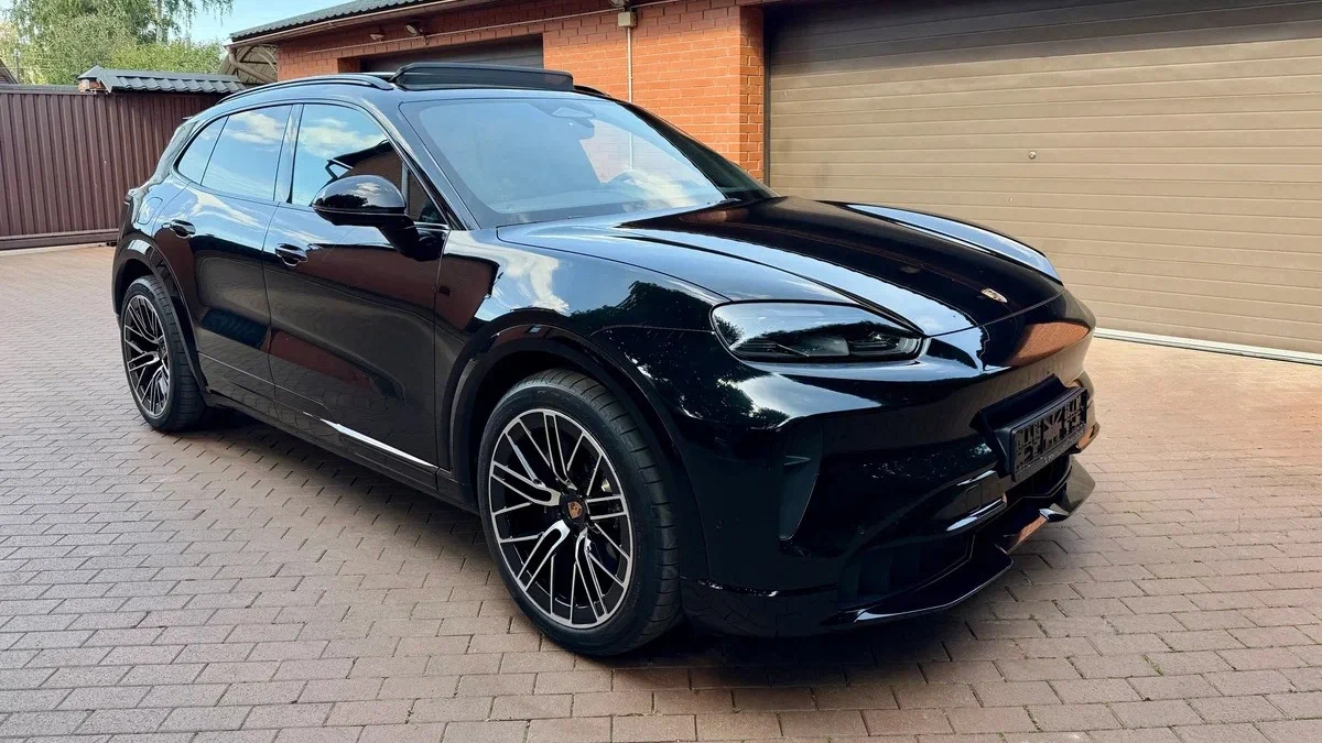 В Россию привезли первый электрический Porsche Cayenne в базовой версии: известна цена