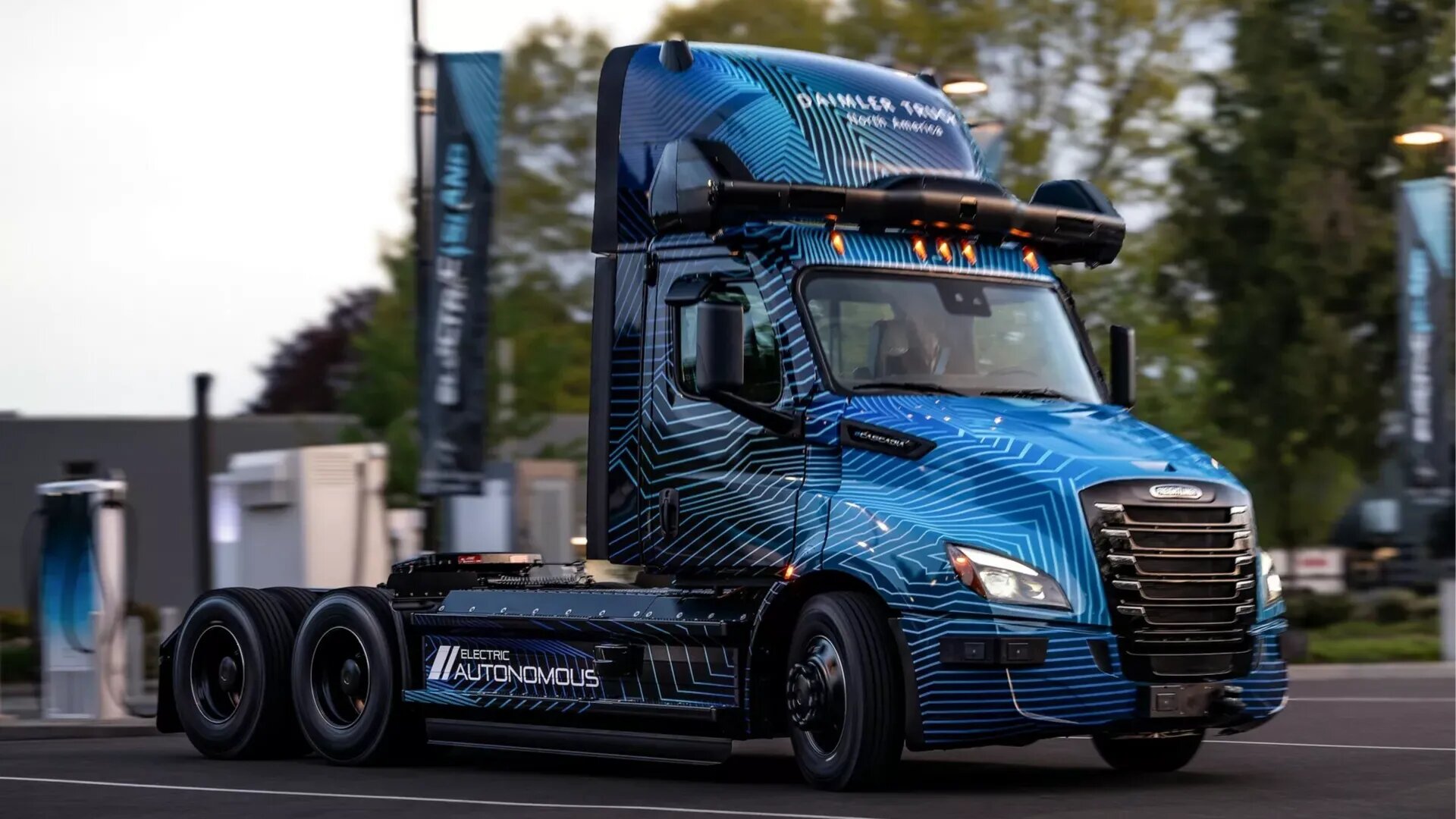 Daimler показал беспилотный тягач на батарейках