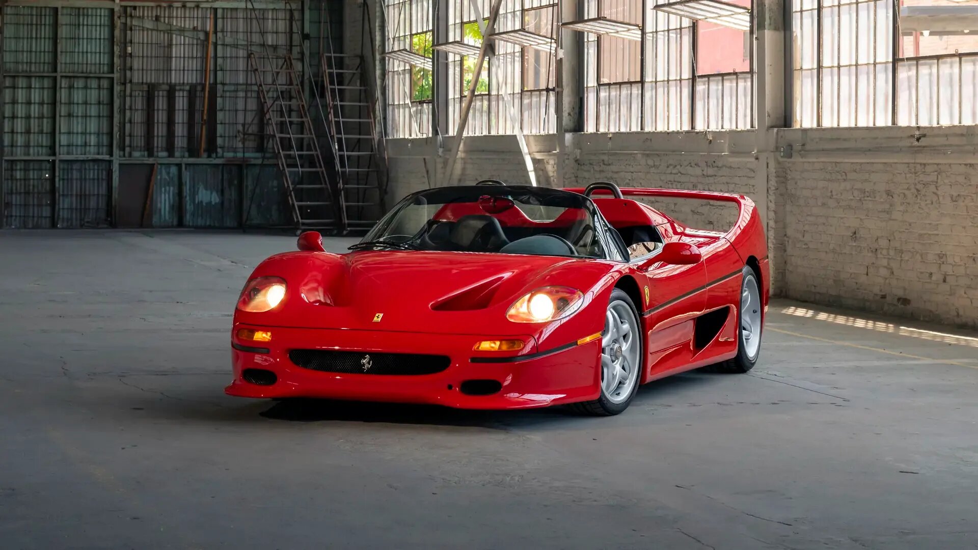 На продажу выставили Ferrari F50, которой владел Майк Тайсон