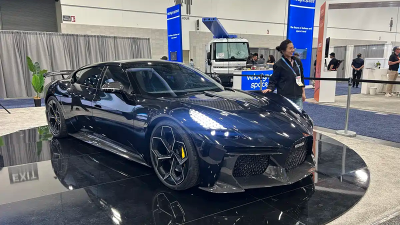 В Лас-Вегасе показали два китайских суперкара, похожих на Bugatti и Porsche