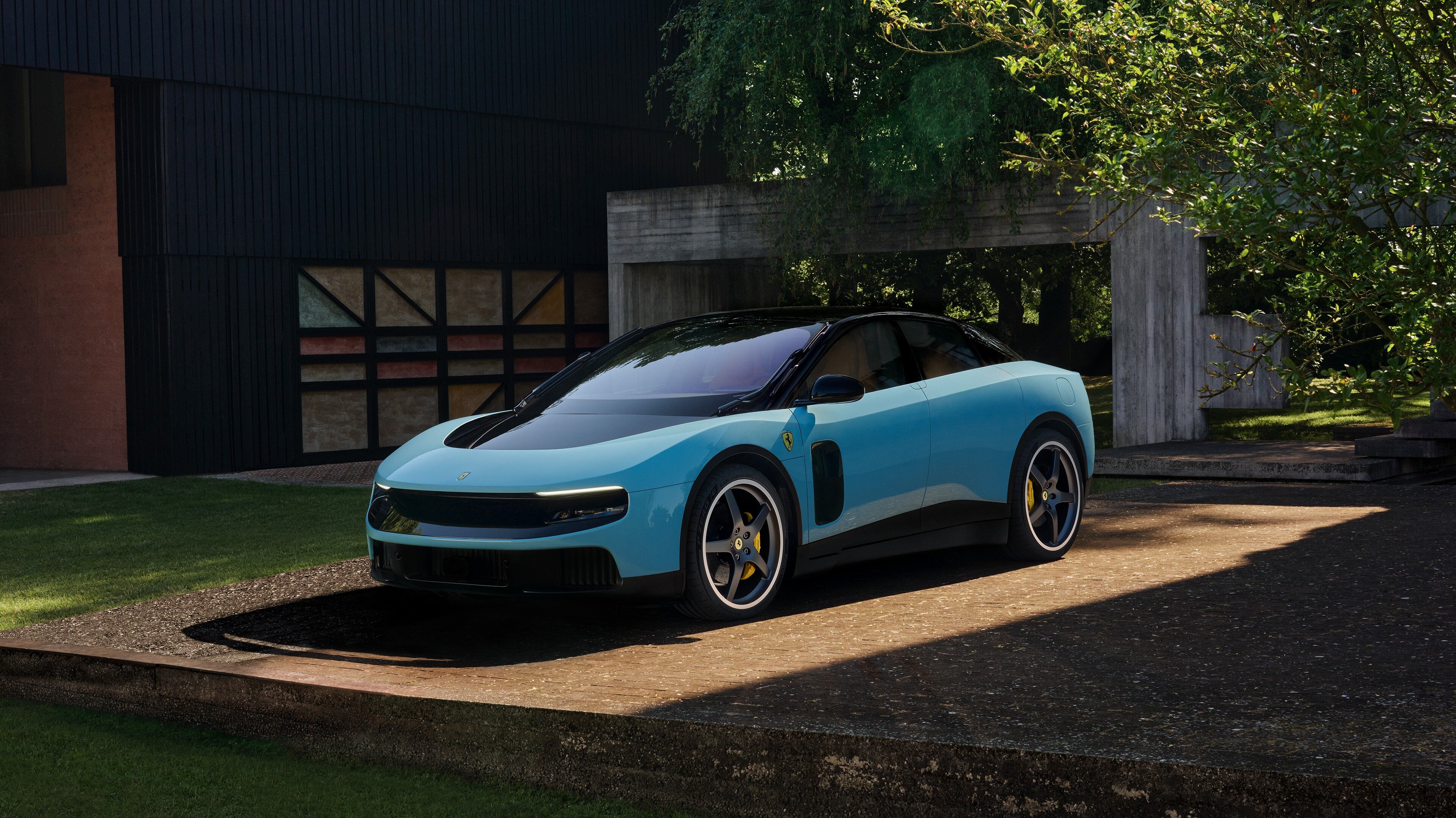 Nissan потроллил Ferrari из-за сходства Luce с Leaf