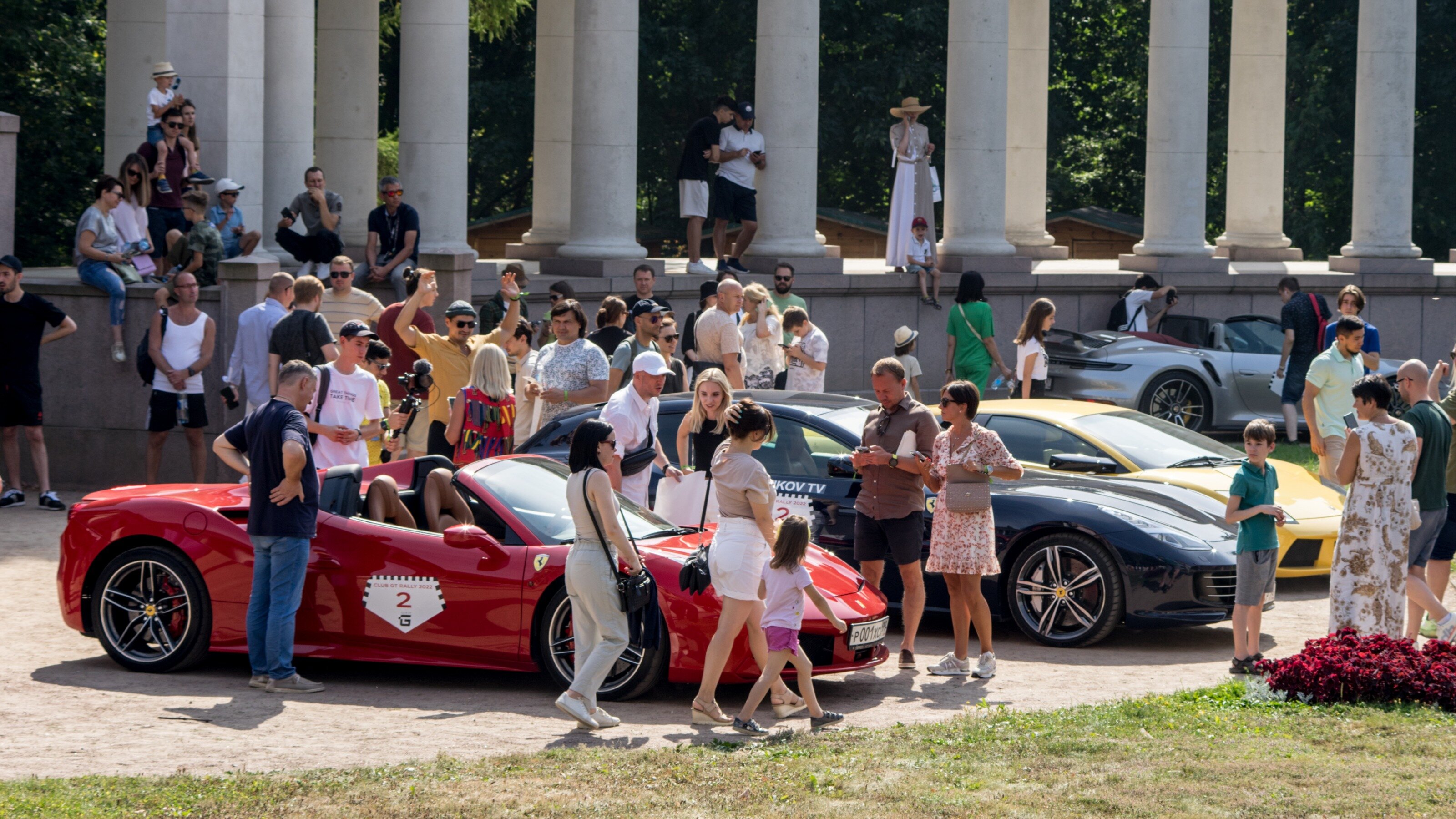 Больше 250 редких машин покажут на выставке «Автовыходные на Гребном канале» в Москве