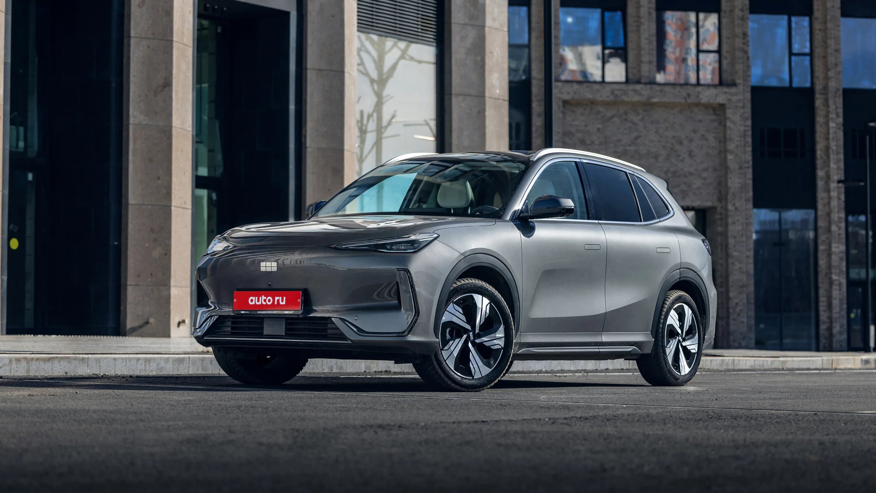 Продающийся в России электрокроссовер Geely EX5 станет дальнобойнее с новой батареей