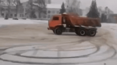 Водитель КамАЗа устроил дрифт ради видео. Его нашли и наказали