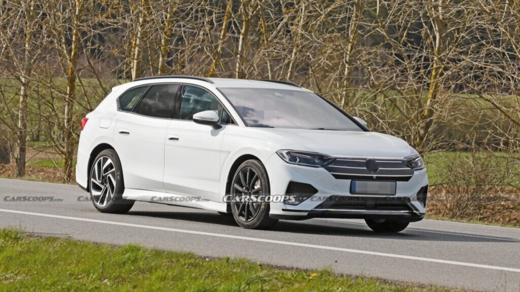 Электрическую замену универсала VW Passat впервые заметили на дороге