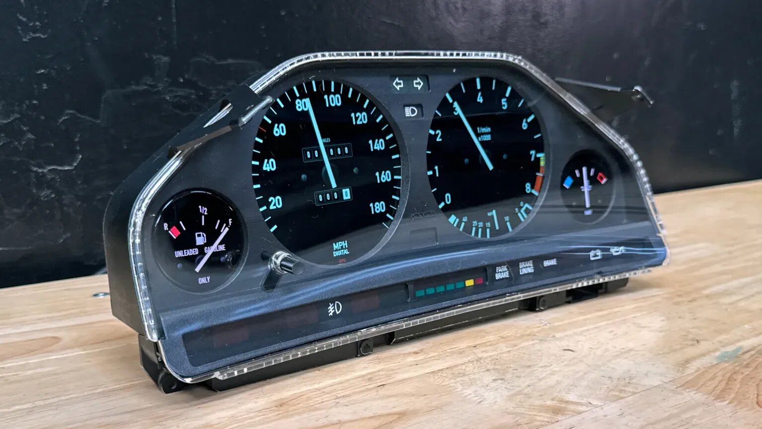 Для старых BMW придумали ЖК-приборку, которая неотличима от заводской