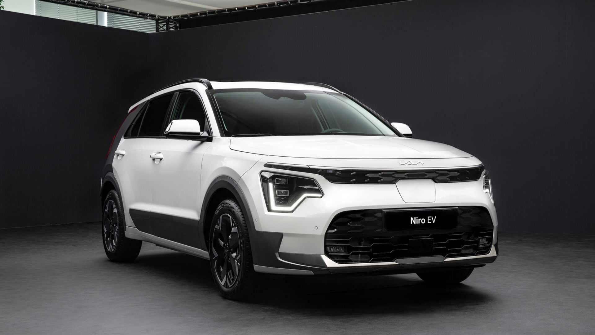 Кроссовер Kia Niro стал электромобилем и лишился задней передачи